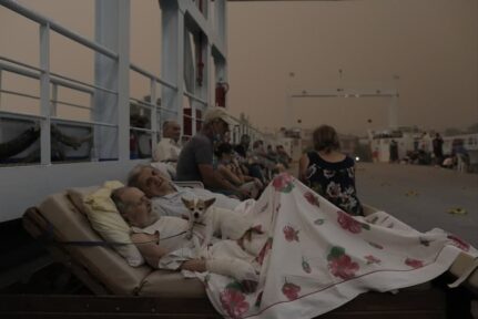 Φωτιά στην Εύβοια – Ρίγη συγκίνησης για τους ηλικιωμένους πυρόπληκτους που έχουν  ξαπλώσει στο ferry boat - BEST TV Καλαμάτα