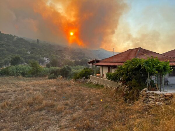 Οι φλόγες καίνε τα πάντα – Μάχη στο πύρινο μέτωπο της Χρυσοκελλαριάς, δίνεται εντολή για προληπτική εκκένωση- Συγκλονιστικές εικόνες