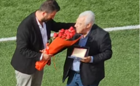 Στο ημίχρονο του αγώνα ο πρόεδρος της ΕΠΣ Μεσσηνίας Βασίλης Σπηλιώτης απένειμε αναμνηστική πλακέτα στον Άγγελο Σκαφιδά, πρόεδρο του Συνδέσμου Προπονητών Ποδοσφαίρου Μεσσηνίας .